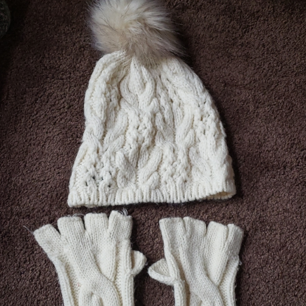 GAP MATCHING SET, long tipless gloves  POMPOM HAT
